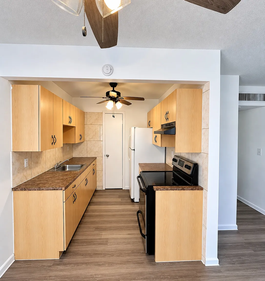 3 bed, 1.5 bath, 892 sqft, $1,850 — Photo 1