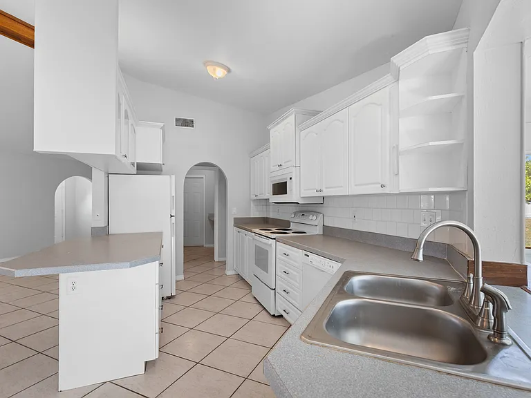 2215 SW 12th Pl — Photo 3