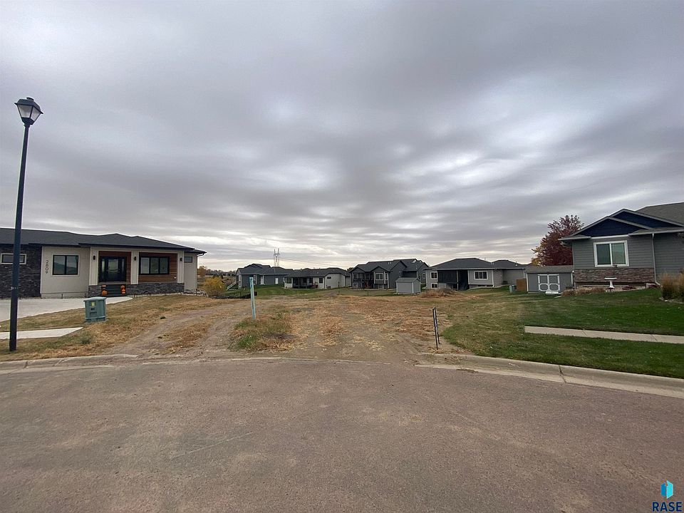 2nd image of 2805 E Sunray Cir
