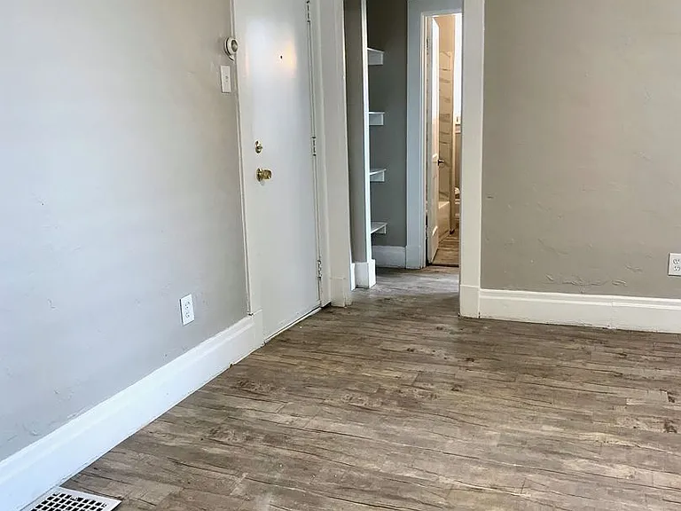 2838 Broadway Ave — Photo 9