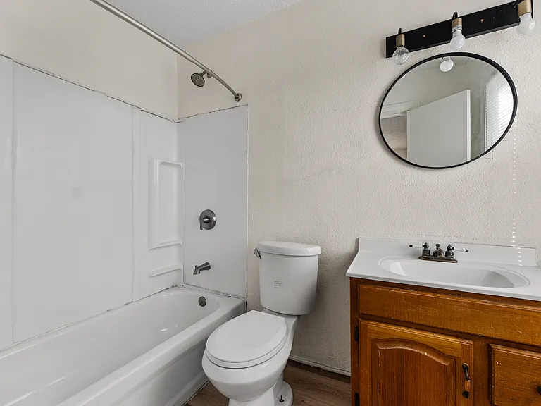 3916 Homan Ave #3918 — Photo 9