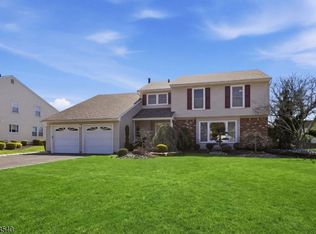 29 Alexandria Dr, Manalapan, NJ