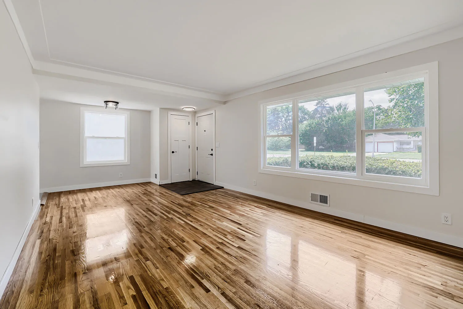 5 bed, 2100 sqft, $2,999 — Photo 2