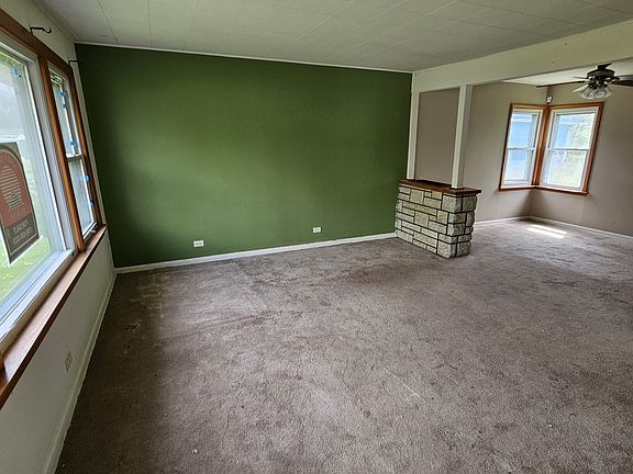 4th image of 261 Macarthur Dr