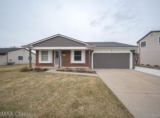 1176 Meadowview Dr, Waterford, MI 48327