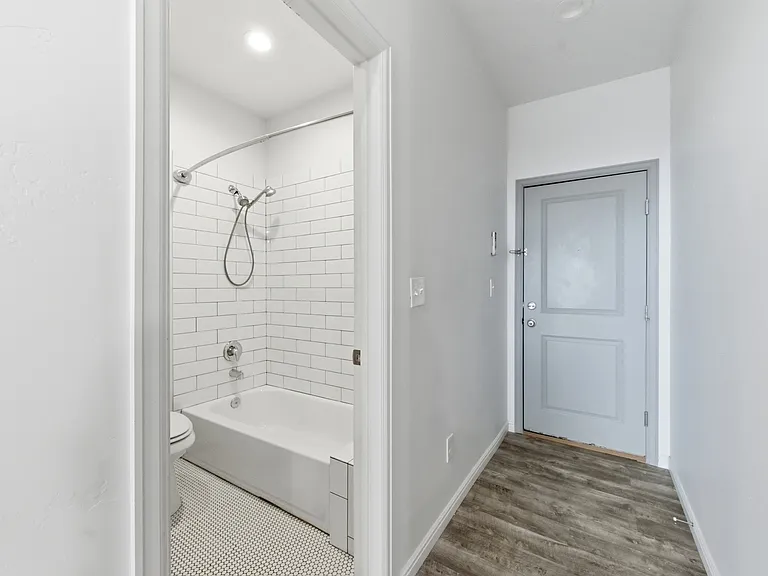 402 N Center St — Photo 9