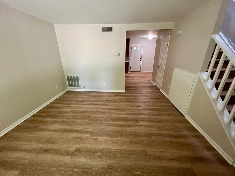 605 Picadilly Sq — Photo 3