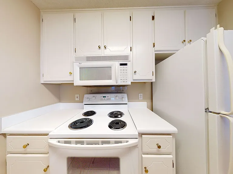 130 Woodmere Dr — Photo 16