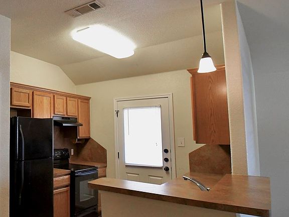 4th image of 1910 Charleston Ct APT B