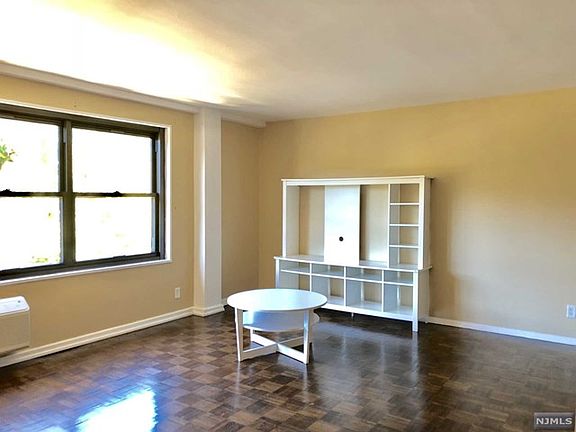 3rd image of 2352 Linwood Ave APT 4B