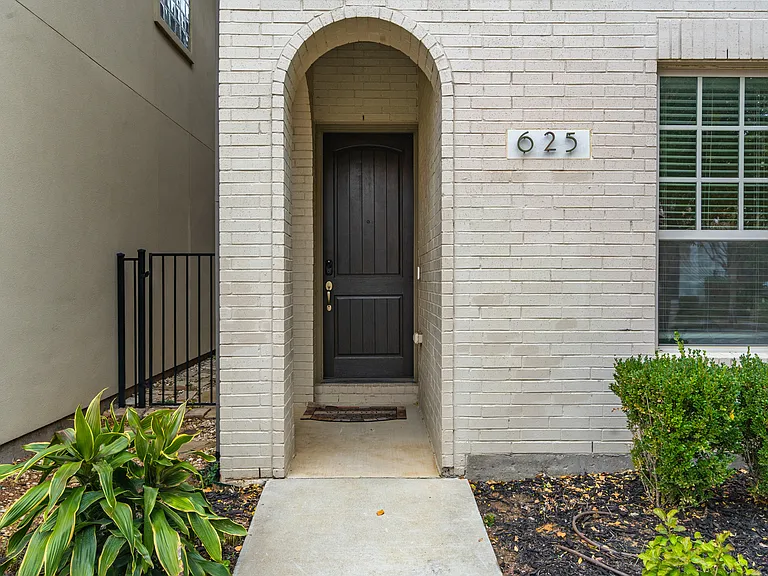 625 Surrey Ln — Photo 4