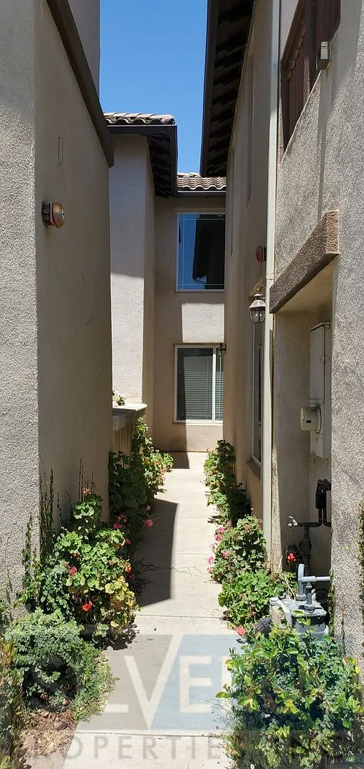 Lovely 2-story townhome located in the La Ventana gated community — Photo 3