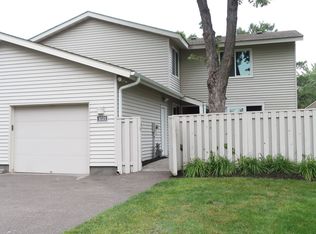 1021 Carmel Ct, Shoreview, MN 55126