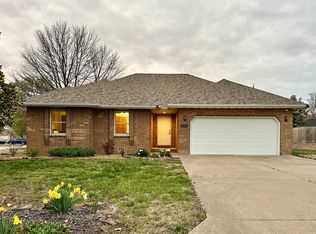 1349 E Cambridge St, Bolivar, MO 65613