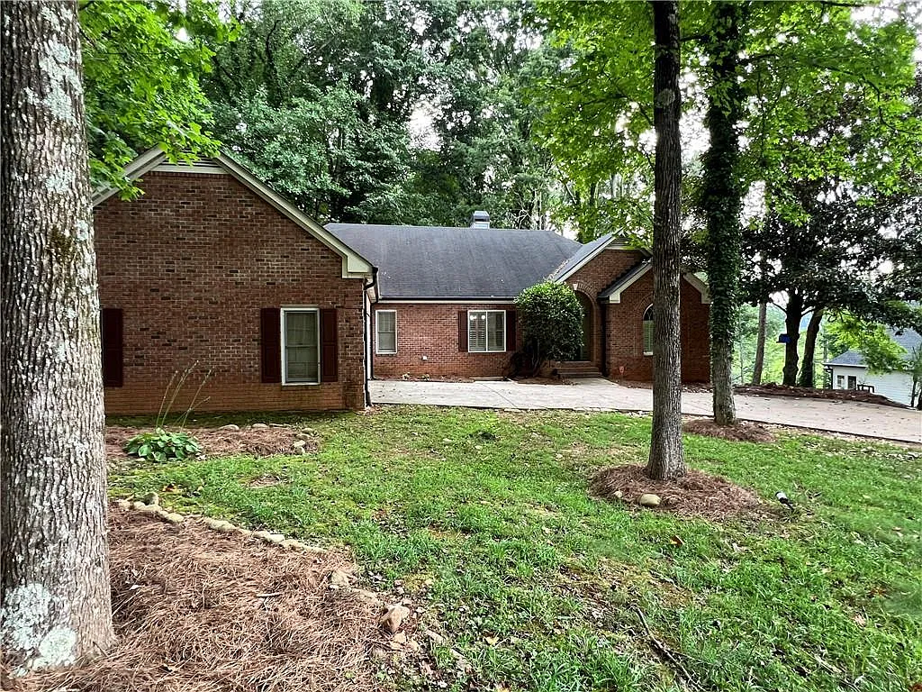 4 bed, 3.0 bath, 4542 sqft, $3,500 — Photo 2