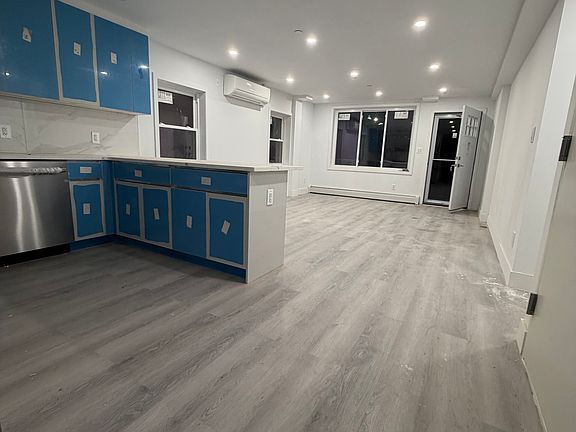 2nd image of 139 Bay 14th St #2