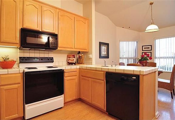 4th image of 4007 Clubhouse Ct
