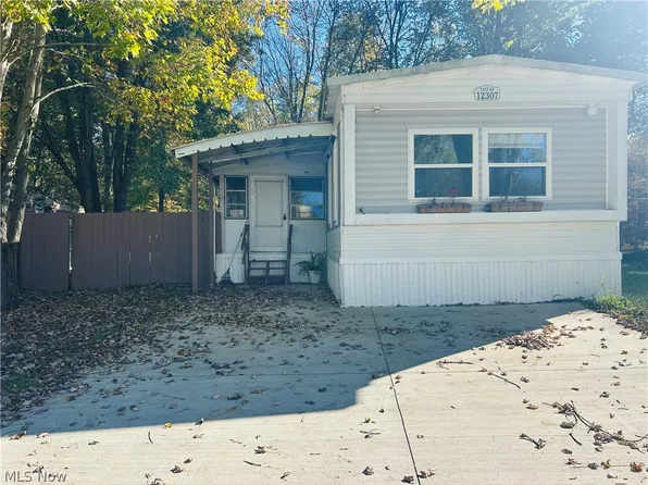 12307 Honeylocust Ln, Garrettsville, OH 44231