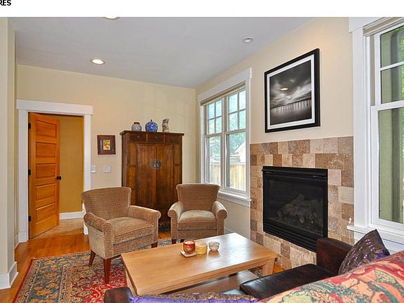 4th image of 1034 Oak St