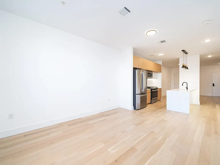 649 38th St #211 — Photo 4