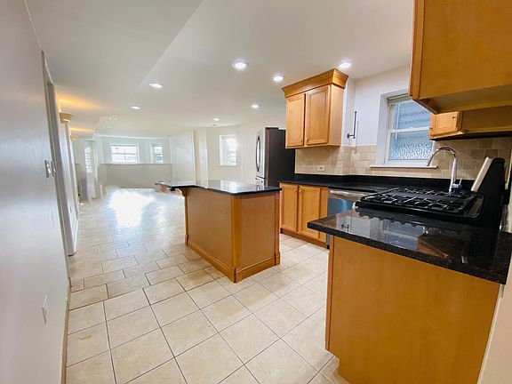 4th image of 1046 N Oakley Blvd