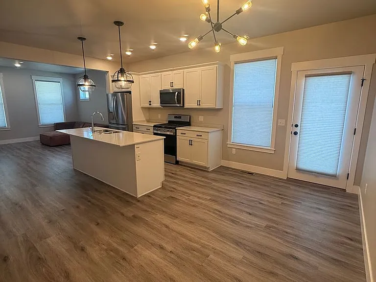 6033 Farmstead Ave — Photo 4