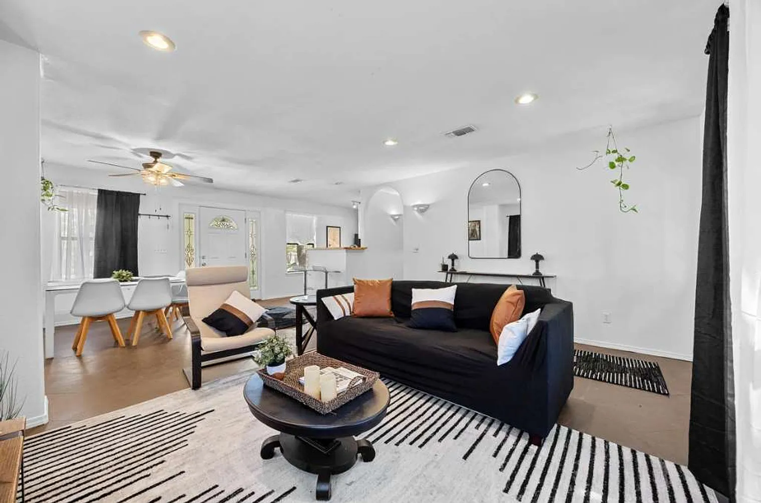 3 bed, 2.0 bath, 4994 sqft, $4,263 — Photo 2