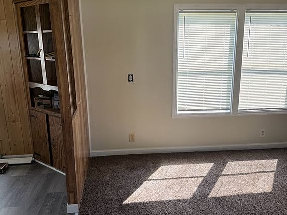 5th image of 210 Theresa Ln