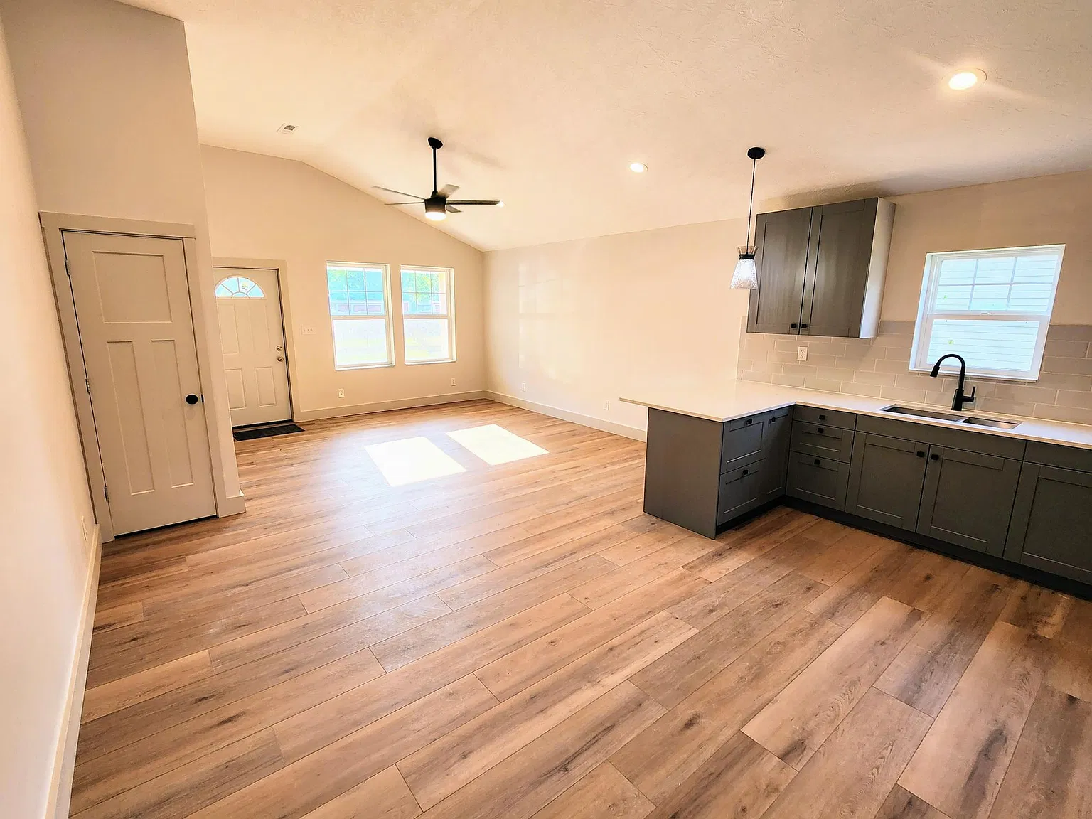 2 bed, 1.5 bath, 950 sqft, $1,300 — Photo 2