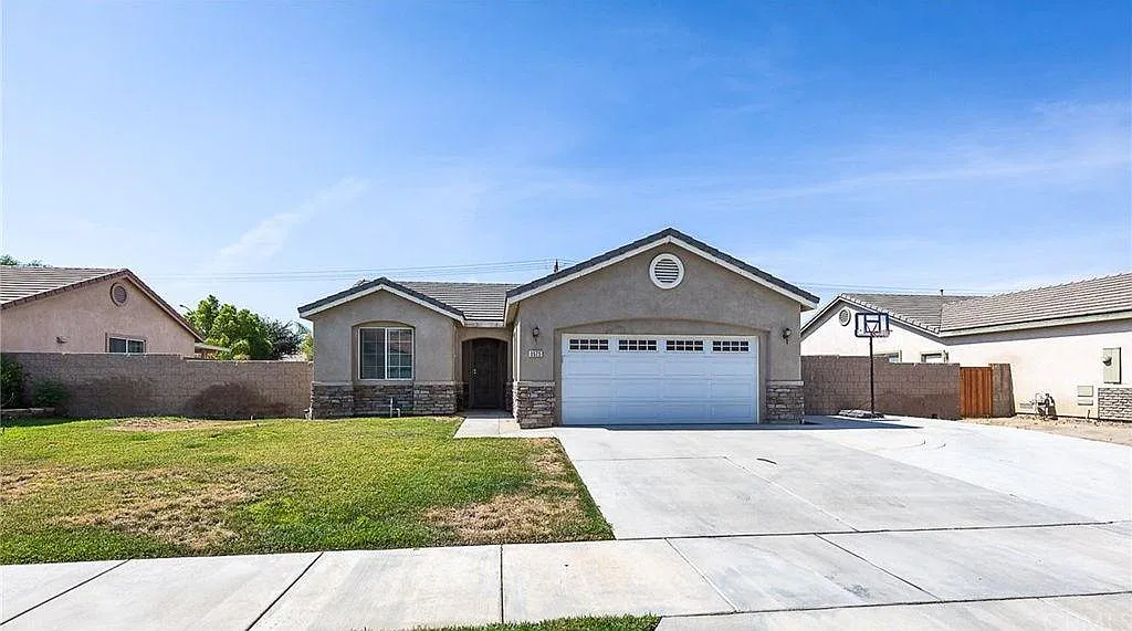3 bed, 1377 sqft, $2,665 — Photo 1