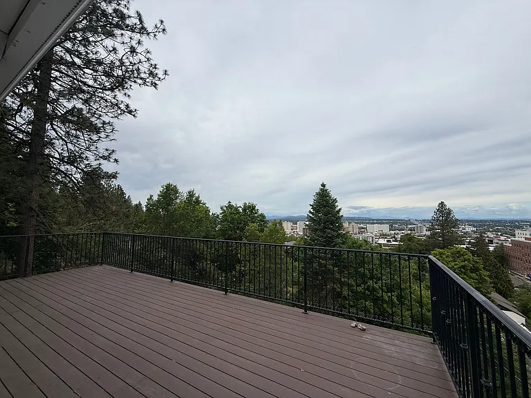 Top Floor Large Apartment with View — Photo 11