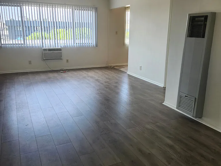 11624 Hamlin St — Photo 3