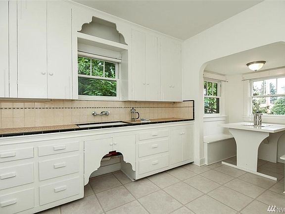 Kitchen with Breakfast Nook