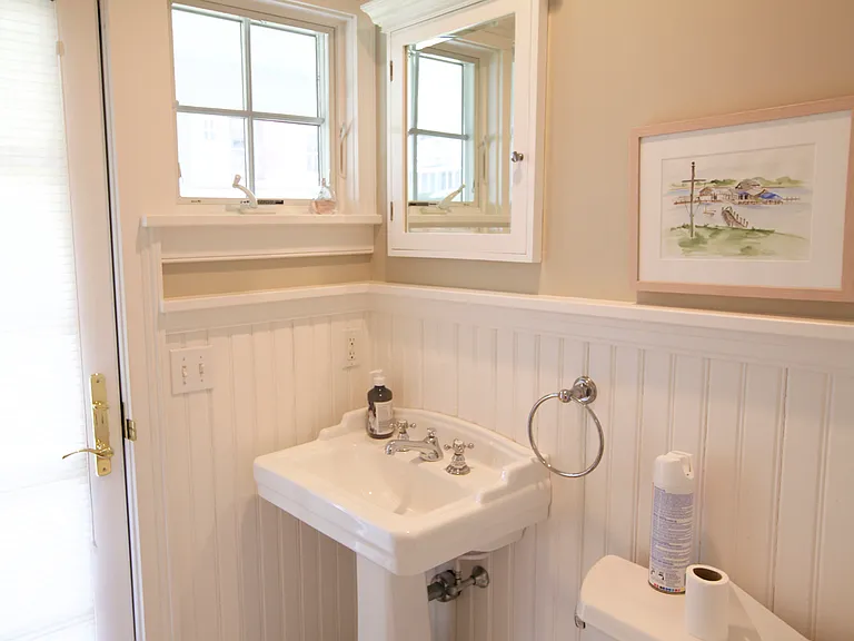 8 Clinton Ave — Photo 22