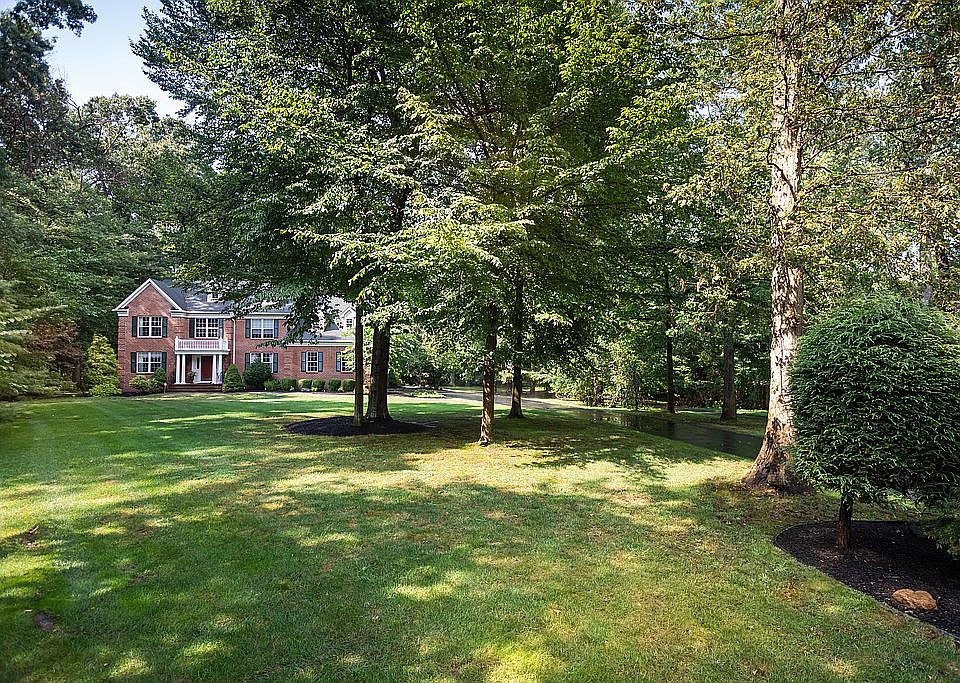 Spacious front yard