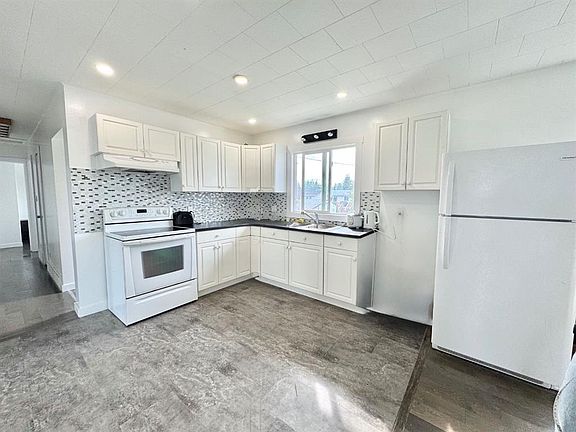 5th image of 27 N Centenial Cres
