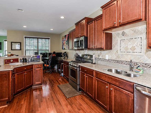 3rd image of 42718 Ogilvie Sq
