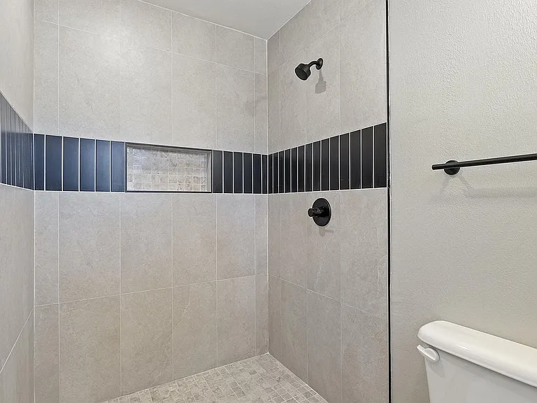 1909 NE 52nd St — Photo 10