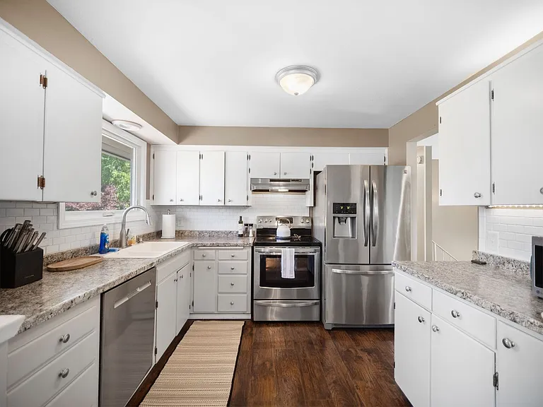 107 E Regina Ave — Photo 10