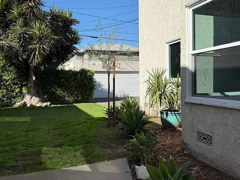 4131 W Toluca Lake Ave — Photo 2