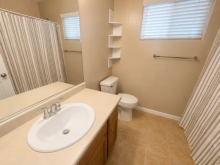 3290 N Vista Ave — Photo 16
