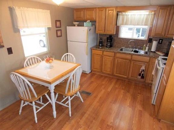 4th image of 11040 Bluebird Dr