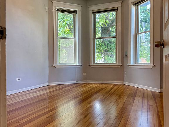 2nd image of 1833 N Sawyer Ave APT 3
