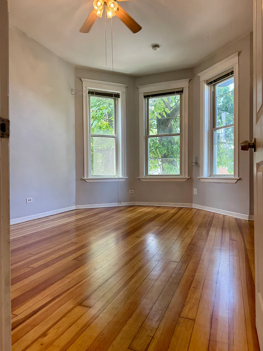 Building Photo - 1833 N Sawyer Ave #3