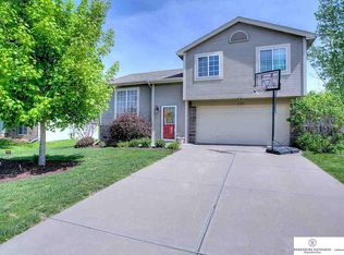 1132 Devon Dr, Papillion, NE 68046