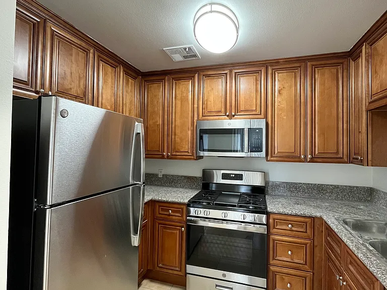 Chateau Studio Village Apartments — Photo 20