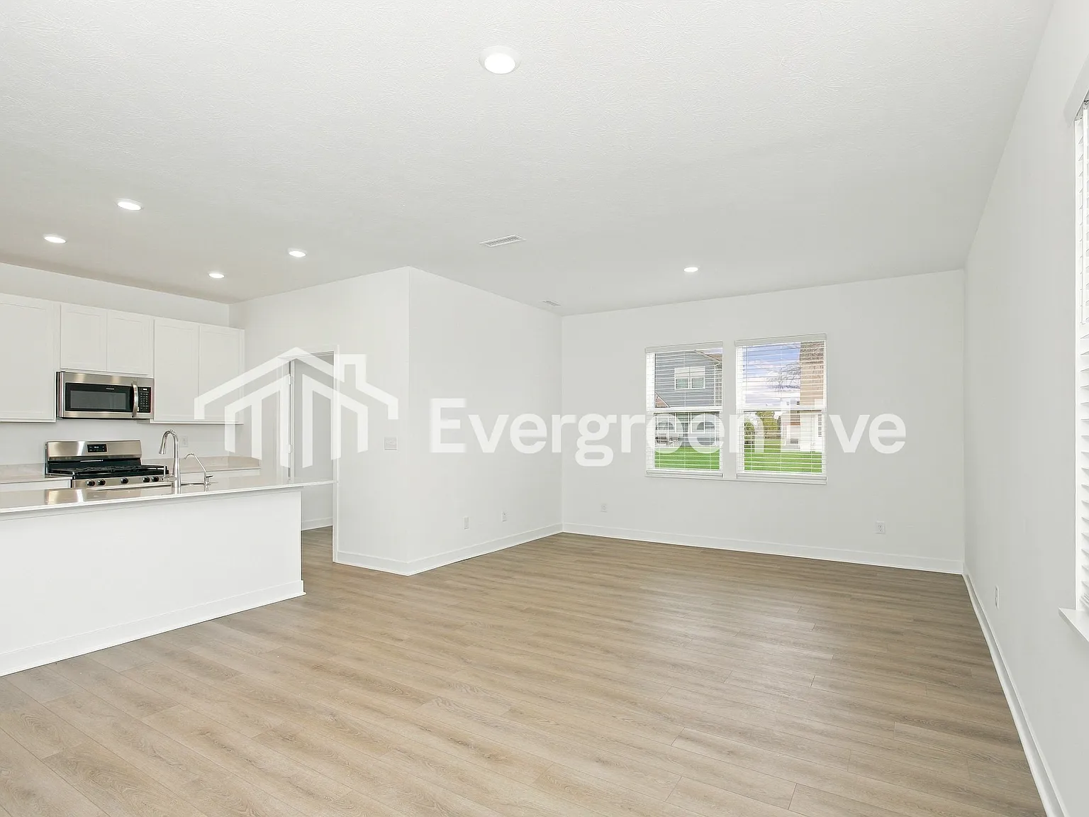 3 bed, 2.5 bath, 1849 sqft, $1,990 — Photo 3