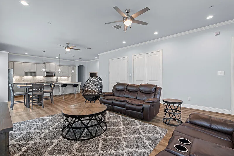 5 bed, 4.5 bath, 2500 sqft, $6,800 — Photo 4