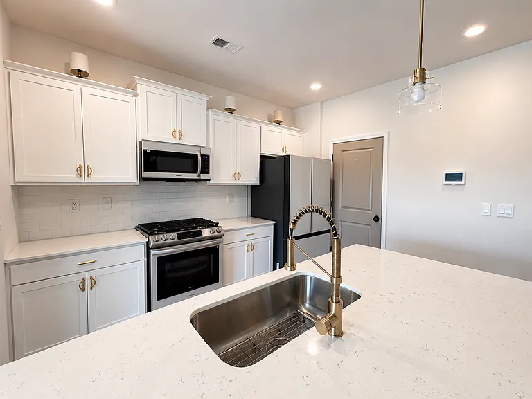 676 Hollyrose Cir — Photo 2