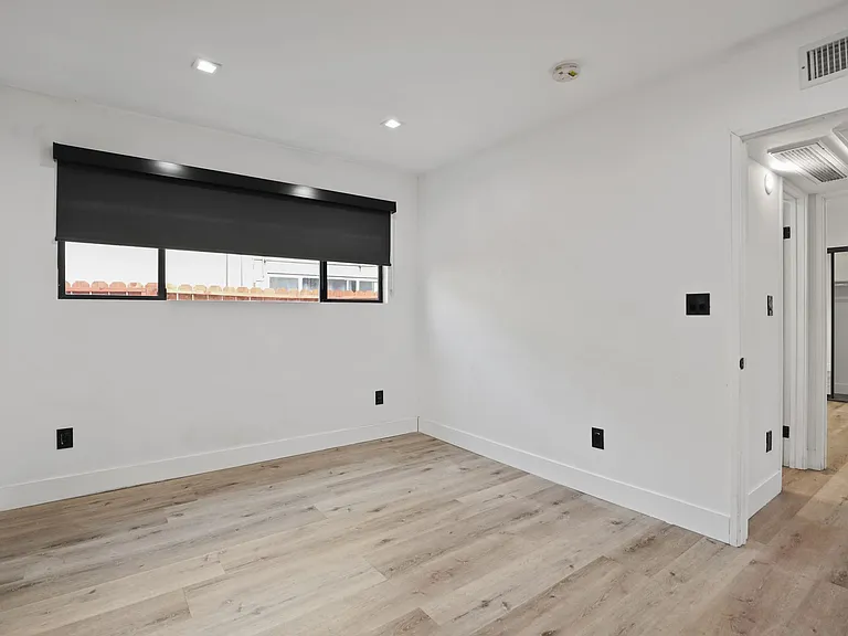955 N Oxford Ave — Photo 17